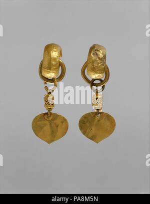 Earring (un d'une paire). Culture : la Corée. Dimensions : L. 2 1/2 po. (6,4 cm). Date : le royaume de Silla, 5e siècle. La beauté et de l'artisanat sophistiqué de ces boucles d'or--et des ornements personnels trouvés dans les tombes de la Silla et Gaya elite en général--témoignent de l'estime que leur confère à la fois protecteur et artisan. Musée : Metropolitan Museum of Art, New York, USA. Banque D'Images