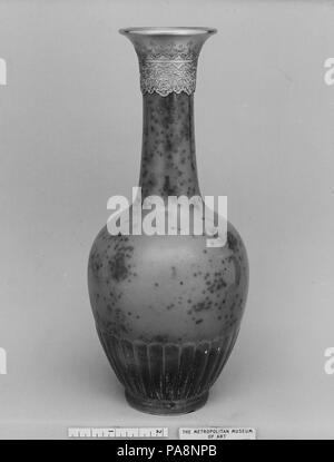 Vase. Culture : la Chine. Dimensions : H. 8 1/2 in. (21,6 cm). Musée : Metropolitan Museum of Art, New York, USA. Banque D'Images