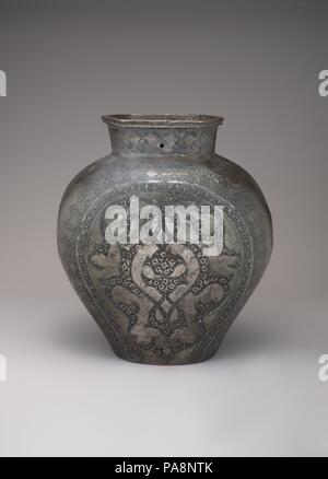 Vase. Dimensions : H. 9. (22,9 cm). Date : 17ème-18ème siècle. Les objets comme ce vase étaient généralement affiché dans les créneaux ouverts à la réception chambres de classe supérieure résidences syrienne au cours de la période ottomane. Musée : Metropolitan Museum of Art, New York, USA. Banque D'Images