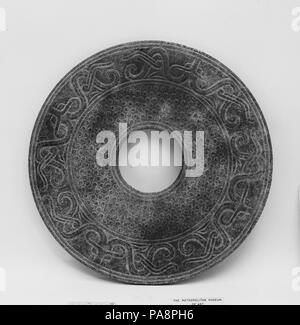 Le disque. Culture : la Chine. Dimensions : diam. 11 7/8 in. (30,2 cm). Musée : Metropolitan Museum of Art, New York, USA. Banque D'Images