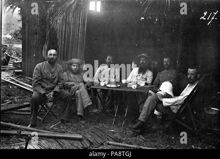 107 van Groepsportret Leden van de expeditie van Wichmann, Nieuw Guin... - Collectie stichting Nationaal Museum van Wereldculturen - TM-60012026 Banque D'Images