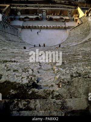 VISTA DE LAS GIRALDA SUITES Y ESCENARIO DEL TEATRO(39 m de diametro). Emplacement : Teatro Romano, Amman. Banque D'Images