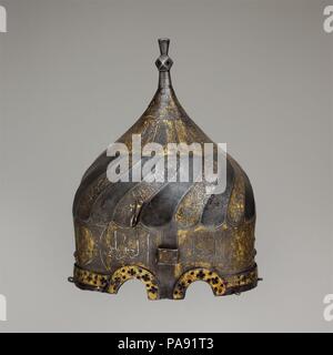 Casque Turban. Culture : la Turquie, Istanbul, peut-être dans le style de Turkman armor. Dimensions : H. 11 3/16 po. (28,5 cm) ; W. 8 7/8 in. (22,53 cm) ; WT. 2 lb. 6 oz. (1092 g). Date : fin du xve siècle - 1er quart 16e siècle. Casques de ce type sont généralement appelés casques turban en raison de leur grande forme bulbeuse et les cannelures qui imitent les plis d'un turban. Parce que certains groupes derviche portaient des turbans blessure avec un nombre prescrit de plis pour représenter un important nombre mystique, il est probable que les casques turban étaient considérées non seulement comme armor mais aussi une sorte d'insigne religieux, Banque D'Images