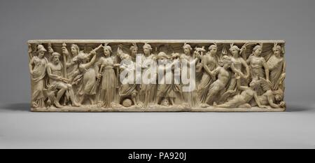 Sarcophage en marbre avec le concours entre les Muses et les sirènes. Culture : Roman. Dimensions : hors tout : 21 3/4 x 77 1/4 x 22 1/2 in. (55,3 x 196,2 x 57,2 cm). Date : le 3e trimestre de 3e siècle de notre ère. Les déités, Zeus, Athéna et Héra, assemblés à l'extrême gauche, présider un concours musical entre les Muses et sirènes. Les Muses, associée à la plus forte des aspirations intellectuelles et artistiques, sont défait les sirènes, créatures qui sont à mi-femme mi-oiseau qui a attiré les hommes à la destruction avec leur chanson. Un dessin du sarcophage a été commandé par Cassiano dal Pozzo, l'un des Banque D'Images