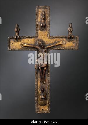 Crucifix. La culture : les peuples Kongo ; Royaume Kongo. Dimensions : H. 10 3/4 in. (27,3 cm). Date : 16ème-17ème siècle. Ce travail documente la convergence de deux visions du monde. Lorsque les icônes chrétiennes ont été introduites pour la première fois à l'Afrique centrale par les Portugais à la fin des années 1400, des éléments de leur conception résonne profondément avec les préceptes spirituels. Puis, au début du xvie siècle, le roi de Kongo a été baptisé, adopté le Catholicisme comme religion d'État, a conclu les échanges avec le roi de Portugal et le pape, et a insisté sur ces alliances par patronage de Christian courtois Banque D'Images