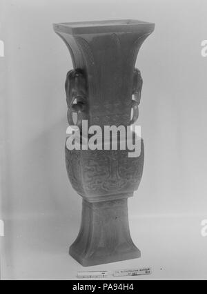 Vase. Culture : la Chine. Dimensions : H. 9 1/2 in. (24,1 cm). Musée : Metropolitan Museum of Art, New York, USA. Banque D'Images