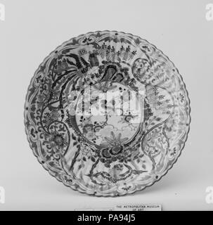 Le plat. Culture : le Japon. Dimensions : diam. 8 7/8 in. (22,5 cm). Date : du 19e siècle. Musée : Metropolitan Museum of Art, New York, USA. Banque D'Images