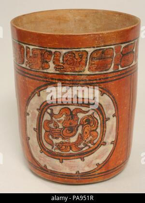 Cuve cylindrique. Culture : Maya. Dimensions : H. 7 7/8 x diam. 6 1/4 in. (18,1 x 15,9 cm). Date : 6ème-9ème siècle. Ce vaisseau cylindrique polychrome est identifié par le texte autour du bord comme un classique maya (vers l'an 250-900) vans tractés cup.' la disposition de conception est moins commune que la pleine figure des scènes et représentations de la déité vu sur de nombreux navires Maya. L'interprétation de la déité profil bien dessiné la tête est qu'il est peut-être l'une des nombreuses formes d'un serpent aqueux créature, une image commune dans l'art Maya, souvent avec des nuages de fumée provenant de la partie supérieure, inférieure, gauche et droite de la tête. Le split Banque D'Images
