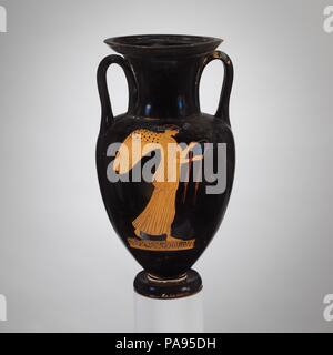 Nolan en terre cuite cou-amphora (jar). Culture : le grec, le grenier. Dimensions : H. 13 in. (33 cm). Date : ca. 460 (C.-B.). Avers, Nike (la personnification de la victoire) tenant un filet en marche arrière, le personnel de la jeunesse s'appuyant sur l'objet d'un couronnement Nike se produit souvent des jeunes sur des vases grecs. Il est intéressant de réfléchir que quand Nike et le Victor apparaissent dans une scène ensemble, l'action est comprise comme se produisant devant nous. Quand les deux protagonistes sont affichées de part et d'autre d'un vase, comme ici, un intervalle de temps est ajoutée entre ce que nous voyons et ce que nous savons se produira. Musée : Metropolitan Museum of Art, Banque D'Images