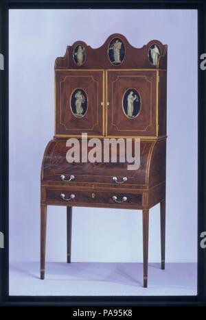 Bureau et bibliothèque. Culture : L'Américain. Dimensions : 68 3/4 x 30 1/2 x 23 1/4 in. (174,6 x 77,5 x 59,1 cm). Date : 1800-1810. Les panneaux de verre églomisé--marche arrière les peintures sur verre--sur le devant de ce bureau représentent la foi, Moïse, et un homme non identifié, la figure ci-dessus, et la tempérance et la justice sur les portes. La plupart des Américains pendant cette période ont été versés dans le sens de ces figures allégoriques. Le bureau à l'origine appartenu à M. Edward Harris de Queen Anne's County, Maryland. Musée : Metropolitan Museum of Art, New York, USA. Banque D'Images