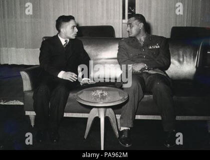 147 Le Roi Hussein de Jordanie avec le président égyptien Gamal Abdel Nasser en milieu des années 1950 Banque D'Images