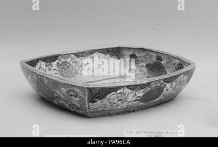 Plat carré. Culture : le Japon. Dimensions : H. 2 1/8 in. (5,4 cm) ; W. 7 1/2 in. (19,1 cm). Date : 1780. Musée : Metropolitan Museum of Art, New York, USA. Banque D'Images