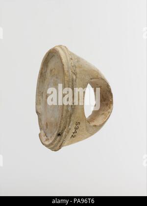 Anneau de doigt osseux. Culture : le grec. Dimensions : H. : 1 13/16 in. (4,6 cm). Date : ca. 2e siècle avant J.-C.. A l'origine, le cadre d'encastrement aurait tenu une pierre ou le verre. La grande taille et épaisseur distinctif pris hoop sont typiques de l'époque hellénistique bagues faites dans une variété de médias, y compris l'or, de verre et de cristal de roche. Musée : Metropolitan Museum of Art, New York, USA. Banque D'Images