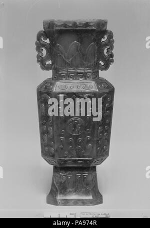 Vase. Culture : la Chine. Dimensions : H. 5 3/4 in. (14,6 cm). Musée : Metropolitan Museum of Art, New York, USA. Banque D'Images