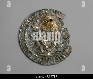 Rondel avec la Déesse Hariti. Culture : le Pakistan (région ancienne du Gandhara). Dimensions : diam. 3 1/2 in. (8,9 cm). Date : ca. 1er siècle. La déesse Hariti est montré l'allaitement d'un enfant et assis sur un trône flanqué de lotus, et surmontée d'oies auspicieux (HAMSA), le bouddha messagers. Stylistiquement Cette cocarde peuvent être reliées à l'estime du premier siècle de la ville de Taxila Sirkap, une datation qui en font l'une des plus anciennes représentations connues de Hariti. Des textes bouddhistes nous disent que l'origine Hariti a volé et dévorer les enfants, mais avec l'intervention de Bouddha, elle est devenue la Banque D'Images