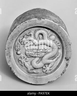 Fragment de tuile. Culture : la Chine. Dimensions : diam. 7 3/4 in. (19,7 cm). Musée : Metropolitan Museum of Art, New York, USA. Banque D'Images