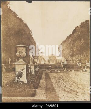 [Jardins de Saint-Cloud]. Artiste : Henri Victor Regnault (Français, 1810-1878). Dimensions : Image : 16 1/8 × 14 1/16 in. (41 × 35,7 cm) feuille : 19 in. × 15 3/16 po. (48,3 × 38,5 cm). Date : avant 1855. Un célèbre physicien et au début de l'expérimenteur avec le procédé photographique inventé par Talbot, Victor Regnault a été au cœur même au début de la photographie française. Avec Delacroix, entre autres, il a fondé la Société héliographique en 1851, a été le président fondateur de la Société Française de Photographie en 1854, et comme directeur de l'usine de porcelaine de Sèvres de 1852 à 1871 a fait une photographie Banque D'Images
