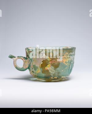 Cup. Dimensions : H. 3 1/8 in. (7,9 cm) Diam. 4 13/16 in. (12.3 cm) O. 6 7/16 in. (16,4 cm) e. chez rim 5/32 in. (0,4 cm). Date : 9ème-10ème siècle. Cette coupe est décorée simplement avec une bande horizontale et verticale de l'alternance entre les pastilles de secours créé par la coupe à blanc. La base a été coupé à l'aide de la même technique et contient un disque saillant avec deux cercles concentriques. Décorations semblables peuvent être vus sur des fragments trouvés à Samarra, la capitale abbasside au neuvième siècle. Musée : Metropolitan Museum of Art, New York, USA. Banque D'Images