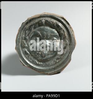 Tondo en terre cuite d'une phiale libation (bol). Culture : le grec, l'italien, Campanien, Calenian. Dimensions : Diamètre 2 7/8in. (7.3Cm). Date : 3ème siècle avant JC. Le tondo contient un gorgoneion (visage d'une gorgone). Musée : Metropolitan Museum of Art, New York, USA. Banque D'Images