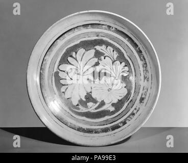 Le plat. Culture : la Chine. Dimensions : diam. 6 3/4 in. (17,1 cm). Date : le 13e siècle. Musée : Metropolitan Museum of Art, New York, USA. Banque D'Images