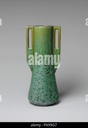 Vase. Culture : L'Américain. Dimensions : H. 11 in. (27,9 cm) ; Diam. 5 1/2 in. (14 cm). Bouilloire : Poterie Fulper Company (1899-1935). Date : ca. 1912-15. Musée : Metropolitan Museum of Art, New York, USA. Banque D'Images