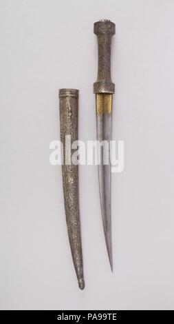 Poignard avec fourreau. Culture : le turc. Dimensions : H. avec fourreau 19 in. (48,3 cm) ; H. sans manteau 17 5/8 po. (44,8 cm) ; H. de blade 12 1/2 in. (31,7 cm) ; W. 1 1/2 in. (3,8 cm) ; W. DE LAME 1 1/8 in. (2,8 cm) ; WT. 13.7 oz. (388,4 g) ; Wt. de la gaine 4.8 oz. (136,1 g). Date : probablement du 19e siècle. Musée : Metropolitan Museum of Art, New York, USA. Banque D'Images
