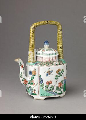 Petit pot de vin couvert ou théière. Artiste : Chinois , Dynastie Qing, période Kangxi. Culture : le chinois. Dimensions : Hauteur : 7 1/4 in. (18.3 cm.). Date : 1662-1722. Musée : Metropolitan Museum of Art, New York, USA. Banque D'Images