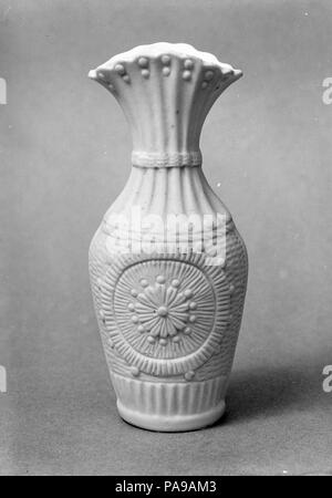 Vase. Culture : L'Américain. Dimensions : 5 x 2 1/4 x 1 7/8 in. (12,7 x 5,7 x 4,8 cm). Date : 1830-70. Musée : Metropolitan Museum of Art, New York, USA. Banque D'Images