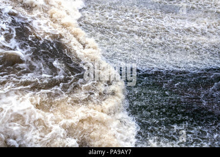 Close-up flux puissant d'eau mousse bouillonnante comme arrière-plan. Banque D'Images