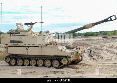 Un M109A6 Paladin appartenant au 1er Bataillon du 82e Régiment d'artillerie de campagne vous attend une mission de tir à Torun, Pologne dans le cadre de qualifications de la batterie. Le bataillon fait partie de la 1st Armored Brigade Combat Team, 1re Division de cavalerie formation en vue de la détermination de l'Atlantique. Banque D'Images