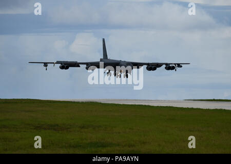 Un U.S. Air Force B-52 Stratofortress bombardier, affecté à la 96e Escadron expéditionnaire piégée, atterrit sur la base aérienne d'Andersen, de Guam, le 13 juillet 2018. Le 96e Escadron expéditionnaire de bombe Base aérienne de Barksdale, en Louisiane, a assumé la responsabilité de l'Indo-Pacifique américaine continue de Bomber Command à partir de la 20e mission de présence EBS. (U.S. Air Force photo par un membre de la 1re classe Gerald R. Willis) Banque D'Images