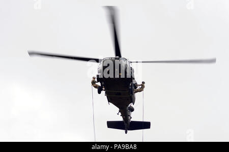 Deux soldats de la Garde nationale de l'armée de se préparer à descendre en rappel à partir d'une garde nationale de l'Oregon HH-60M hélicoptère Black Hawk au cours de l'appareil de contrôle et commande de la partie cours Master rappel le 13 juin 2018 au Camp Rilea près de Warrenton, Oregon. Les soldats doivent réussir à envoyer deux soldats en rappel de l'avion à près de 90 pieds au-dessus du sol et score 100  % pour réussir le test. (Photo : Capt Leslie Reed, Oregon Département militaire Affaires publiques). Banque D'Images