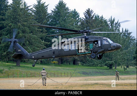 Une garde nationale de l'Oregon HH-60M hélicoptères Black Hawks décolle en préparation depuis près de 40 étudiants en Master en rappel pour compléter leurs appareils de test de commandement et de contrôle, le 13 juin 2018, au Camp Rilea près de Warrenton, Oregon. Soldats ont été testés en groupes de trois, avec deux soldats et un rappel Rappel classé étudiant à la maîtrise sous la direction du centre de formation des instructeurs de guerrier Fort Benning, en Géorgie. Les étudiants doivent obtenir 100  % pour réussir à terminer le cours d'une semaine. (Photo : Capt Leslie Reed, Oregon Département militaire Affaires publiques). Banque D'Images