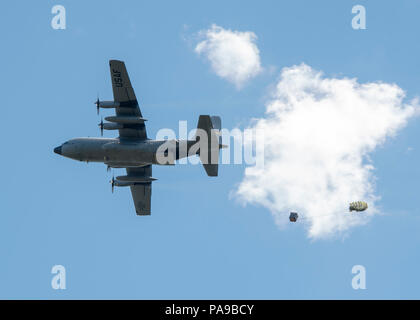 Aviateurs de la 103e Escadre de transport aérien, Bradley Air National Guard Base, Texas, effectuer une chute du fret à partir d'un C-130 Hercules, le 17 juillet 2018, le Fort McCoy, au Wisconsin, dans le cadre de l'exercice 18 Patriot North. Patriot est une des opérations nationales en cas de catastrophe l'exercice de formation menée par des unités de la Garde Nationale en collaboration avec les administrations fédérale, provinciales et locales des organismes de gestion des urgences et premiers intervenants. (U.S. Photo de la Garde nationale aérienne Airman Cameron Lewis) Banque D'Images