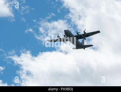 Aviateurs de la 103e Escadre de transport aérien, Bradley Air National Guard Base, Texas, effectuer une chute du fret à partir d'un C-130 Hercules, le 17 juillet 2018, le Fort McCoy, au Wisconsin, dans le cadre de l'exercice 18 Patriot North. Patriot est une des opérations nationales en cas de catastrophe l'exercice de formation menée par des unités de la Garde Nationale en collaboration avec les administrations fédérale, provinciales et locales des organismes de gestion des urgences et premiers intervenants. (U.S. Photo de la Garde nationale aérienne Airman Cameron Lewis) Banque D'Images