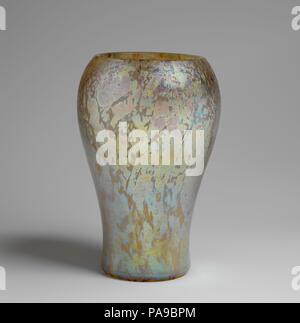 Vase. Culture : L'Américain. Designer : Conçu par Louis Comfort Tiffany (1848-1933, New York New York). Dimensions : H. 6 5/8 in. (16,8 cm). Bouilloire : Tiffany Studios (1902-32). Date : 1912-15. Musée : Metropolitan Museum of Art, New York, USA. Banque D'Images