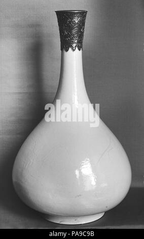 Vase. Culture : la Chine. Dimensions : H. 13 in. (33 cm). Musée : Metropolitan Museum of Art, New York, USA. Banque D'Images