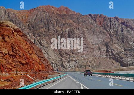 La route pavée de bonnes conditions et belle vue panoramique sur route Karakoram (Section) la Chine au Xinjiang. Banque D'Images