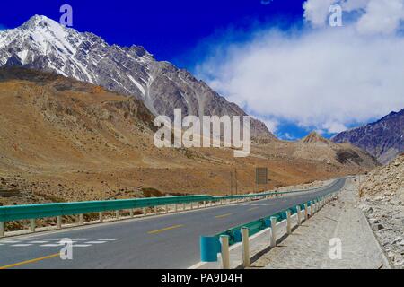 La route pavée de bonnes conditions et belle vue panoramique sur route Karakoram (Section) la Chine au Xinjiang. Banque D'Images