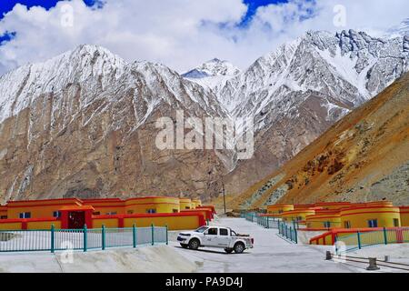 La route pavée de bonnes conditions et belle vue panoramique sur route Karakoram (Section) la Chine au Xinjiang. Banque D'Images