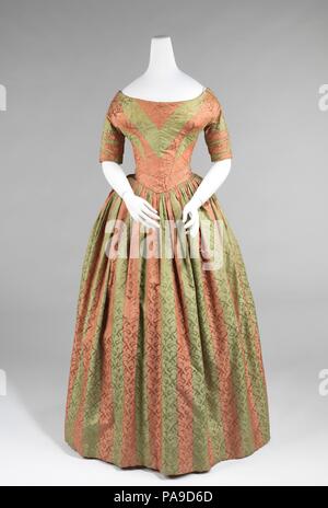 Robe de soirée. Culture : L'Américain. Date : ca. 1840. La silhouette féminine du milieu du 19e siècle était composée d'un corsage et corsetées large jupes complet. Les jupes conique développées entre les années 1830, lorsque la haute taille de l'Empire d'ossature a été abaissée et les jupes en forme de cloche est devenue plus, à la fin des années 1860, lorsque la plénitude de l'jupes ont été tirés à l'arrière et l'agitation d'élaboration. Les jupes évasées de la période a augmenté progressivement dans l'ensemble de la taille et de l'appui d'un certain nombre de méthodes. Soutien à l'origine venaient de plusieurs couches de jupons qui, en raison Banque D'Images