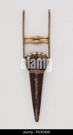 Dague (Katar) avec gaine. Culture : L'Indien. Dimensions : L. avec fourreau 13 1/4 in. (33,7 cm) ; L. sans manteau 11 11/16 in. (29,7 cm) ; W. 3 1/4 in. (8,3 cm) ; WT. 15.3 oz. (433,7 g) ; Wt. de la gaine 0,9 oz. (25,5 g). Date : le 18e siècle. Musée : Metropolitan Museum of Art, New York, USA. Banque D'Images