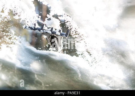 Nettoyage de fenêtre de voiture de la neige et de la glace. Le grattage de la glace sur un pare-brise a été prise par l'intérieur de la voiture. Hiver Transport Banque D'Images