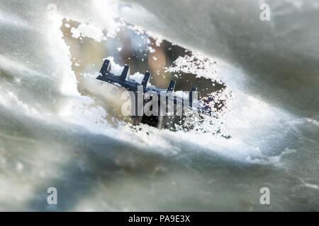 Nettoyage de fenêtre de voiture de la neige et de la glace. Le grattage de la glace sur un pare-brise a été prise par l'intérieur de la voiture. Transports - winte Banque D'Images