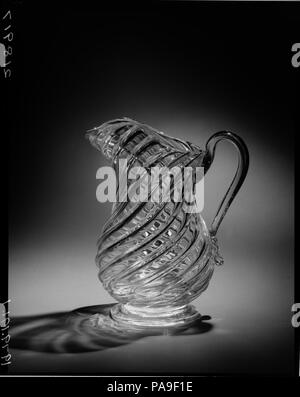 Pitcher. Culture : L'Américain. Dimensions : H. 8 15/16 in. (22,7 cm) ; Diam. 7 5/8 po. (19,4 cm). Date : 1835-70. Musée : Metropolitan Museum of Art, New York, USA. Banque D'Images