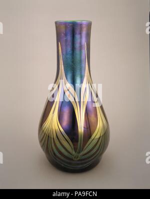 Vase. Culture : L'Américain. Designer : Conçu par Louis Comfort Tiffany (1848-1933, New York New York). Dimensions : H. 14 1/2 in. (36,8 cm). Bouilloire : le verre selon Tiffany et Decorating Company (Américain, 1892-1902). Date : 1893-96. Musée : Metropolitan Museum of Art, New York, USA. Banque D'Images