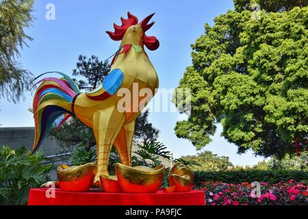 Le coq fait à partir de fleurs fraîches colorées, la décoration du Nouvel An chinois à l'intérieur du parc de la ville. Banque D'Images