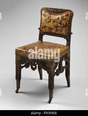 Side chair. Culture : L'Américain. Dimensions : 35 x 23 7/8 x 21 3/4 in. (88,9 x 60,6 x 55,2 cm). Bouilloire : Herter Brothers (allemand, actif à New York, 1864-1906). Date : 1879-1882. C'est l'un des nombreux fauteuils connus pour survivre à partir de la salle à manger Christian Herter conçu pour William H. Vanderbilt (1821-1885) Maison à 640 Fifth Avenue, New York. Une iconographie de bounty régis chambre, tirés de la jurisprudence de la Renaissance a été populaire pendant la période. Le swag de fleurs luxuriantes, de noix et de baies sculptées sur le rail de la crête était l'un des motifs tels l'unificateur de la chambre chêne sculpté f Banque D'Images