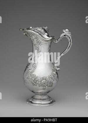 Ewer. Culture : l'anglais, Toulouse. Dimensions : hors tout (confirmé) : 10 5/8 × 7 × 1/8 5 1/8 in., 40.314oz. (27 × 18,1 × 13 cm, 1143g). Bouilloire : Barthélemy Samson (master ca. 1760, décédé 1782). Date : 1771. Beau travail et l'excellence en design ne se limitent pas aux travaux de l'orfèvres parisiens ; Toulouse était aussi un centre de production de l'orfèvrerie dans dix-huitième siècle en France. Les artisans dans les provinces n'ont pas simplement copier ceux de Paris mais ont été créatifs dans leur propre droit, en ce qui concerne la forme et l'ornement. Les orfèvres de Toulouse ont été tout particulièrement à l'interprétation orname Rococo Banque D'Images