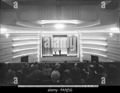 236 11173 SLNSW Le nouveau Kings Theatre Mosman View of illuminated proscenium de Dress Circle montrant manager sur scène faisant discours d'ouverture Banque D'Images